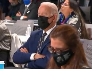 Бајден задремао на климатском самиту