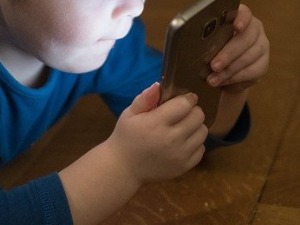 Како децу која користе интернет пре него што проходају научити ко су прави узори