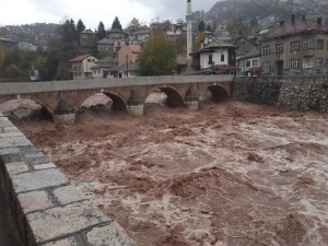 Потоп у Сарајеву – Миљацка набујала, потопљене куће, колапс у саобраћају