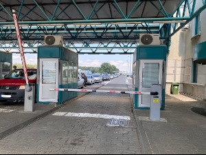 Километарске колоне на прелазима са Мађарском, квар на рачунарском систему