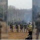 Снимак са пољске границе, чује се упозорење мигрантима
