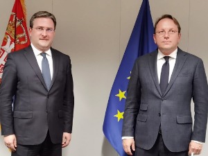 Селаковић са Вархељијем: Важно је да процес проширења остане високо на агенди ЕУ