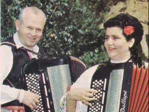  1001 Траг - Хармоникашко коло - Радојка и Тине Живковић 