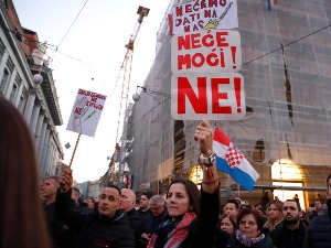 Протест против ковид потврда у Загребу, демонстранти покушали да уђу у зграду ХРТ-а