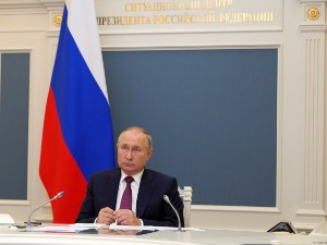Путин примио бустер дозу вакцине против ковида