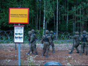 Расту тензије на белоруско-пољској граници, око 200 миграната покушало насилно да пробије ограду