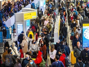 Холандија ставила Јужну Африку на црвену листу, око 600 путника чека на тестирање на аеродрому