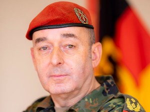 Немачка, генерал на челу кризног штаба против короне 