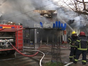 Догашава се пожар у тржном центру у Обреновцу, две женске особе се воде као нестале