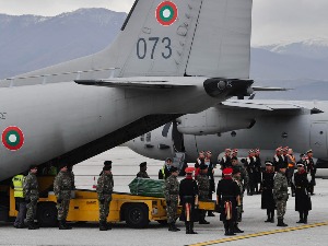 Слетели авиони са телима страдалих у несрећи у Бугарској, комеморација на Скендербеговом тргу