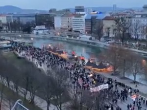 Хиљаде демонстранта на улицама Беча, полиција употребила бибер-спреј