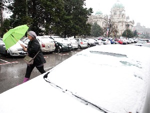 Део Србије под снегом, веје и у Београду - возачи и пешаци опрезно