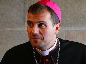 Заљубљени бискуп после женидбе и званично разрешен свих дужности и права