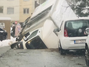 Пукла водоводна цев у Костолачкој у Београду, кроз коловоз пропао камион 