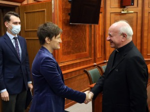 Премијерка Брнабић са монсињором Вићенцом Паљом