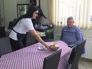 Ако је човек гладан, а нема да плати – код газда Шућура добија бесплатан оброк 