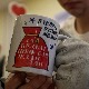 Запослени у кафићу "Звуци срца" угостили познате личности у хуманитарној акцији