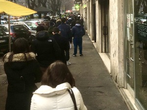 Италијани не могу да дођу до тестова, у редовима испред апотека чека се сатима