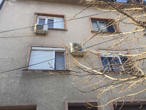 Беба пала са другог спрата зграде у Краљеву, превезена у КЦ Крагујевац