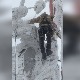 Дан после сутра, снимак уклањања снега и леда са смрзнутих торњева А1
