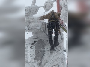 Дан после сутра, снимак уклањања снега и леда са смрзнутих торњева А1