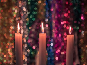 У рану зору глумци певају 