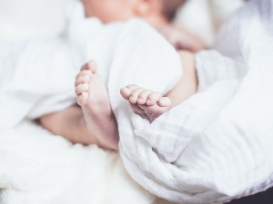 Прве бебе у првим секундама Нове године - родили се девојчица и дечак