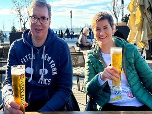 Вучић и Брнабићева грађанима честитали Нову годину уз чашу хладног пива