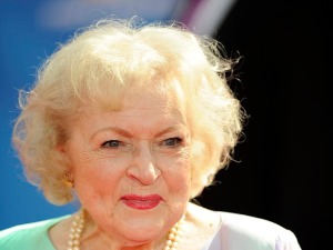 Америчка војска одаје почаст Бети Вајт, добровољцу из  Другог светског рата: „Права легенда на екрану и ван њега“ 