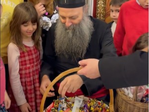 Деца симболично везала патријарха Порфирија, он им делио слаткише