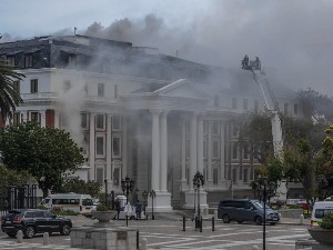 Нови пламен у комплексу парламента у Кејптауну, "јастребови" спроводе истрагу
