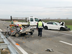 Судар на ауто-путу код Бачке Тополе, аутомобил налетео на камион - шест особа повређено