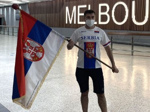 Ђоковићa на аеродрому обезбеђује полиција, један навијач стрпљиво чека да га пусте