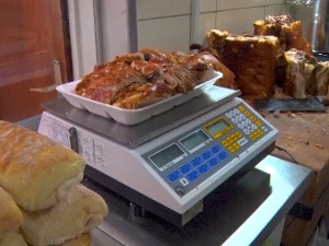 Како мештани ужичког краја спремају печеницу за Божић