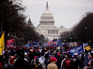 Годишњица упада на Капитол хил – Бајден се спрема да оптужи Трампа, Американци подељени
