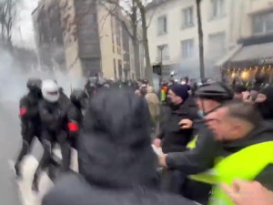 Сукоб на улицама Париза, противници вакцинације поручују да ће нервирати Макрона