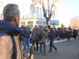 Миран протест житеља Косовске Митровице због одлуке Приштине о забрани референдума