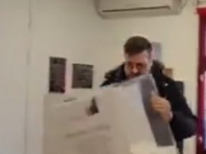 Срђан Ного ометао гласање, одређено му задржавање