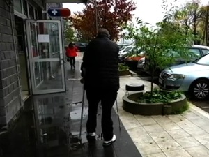 Паркинг као ординација – прегледи и даље испред зграде Дома здравља у Калуђерици јер лифт не ради