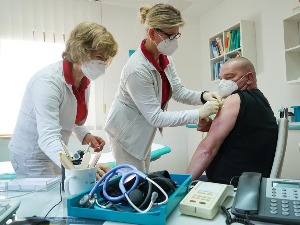 Немачка: Лекари дају вакцине, а паре само стижу