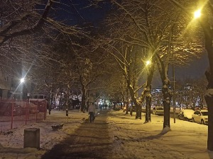 Србија под снегом, главни путни правци проходни, саобраћај отежан, очекује се и пад температуре