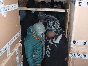 На прелазу Бачки Брег међу кутијама у камиону нађена 24 мигранта