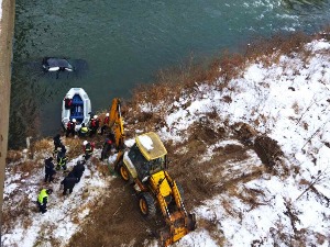 Аутомобил слетео у Јужну Мораву – пронађено тело једне девојке, за другом се трага