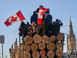 Како изгледа протест у Отави: Грађани се жале на буку, полицајци праве селфије