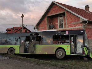 Аутобус ударио у кућу после судара са комбијем код Панчева