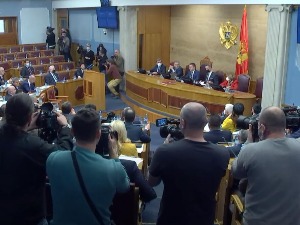 Посланици у Црној Гори расправљају о предлогу за изгласавање неповерења Влади