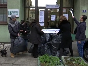 Протест у Смедереву, џакови са смећем испред ЈКП "Зеленило и гробља"