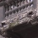 Огроман део фасаде виси са врха зграде у Београду – правила коче решење, а шта ако падне