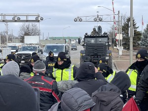 Канада, полиција покушава да потисне демонстранте код моста ка прелазу са САД