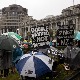 Адути власти Новог Зеланда: Прскалице, Бери Менилоу и "Макарена" против антиваксера